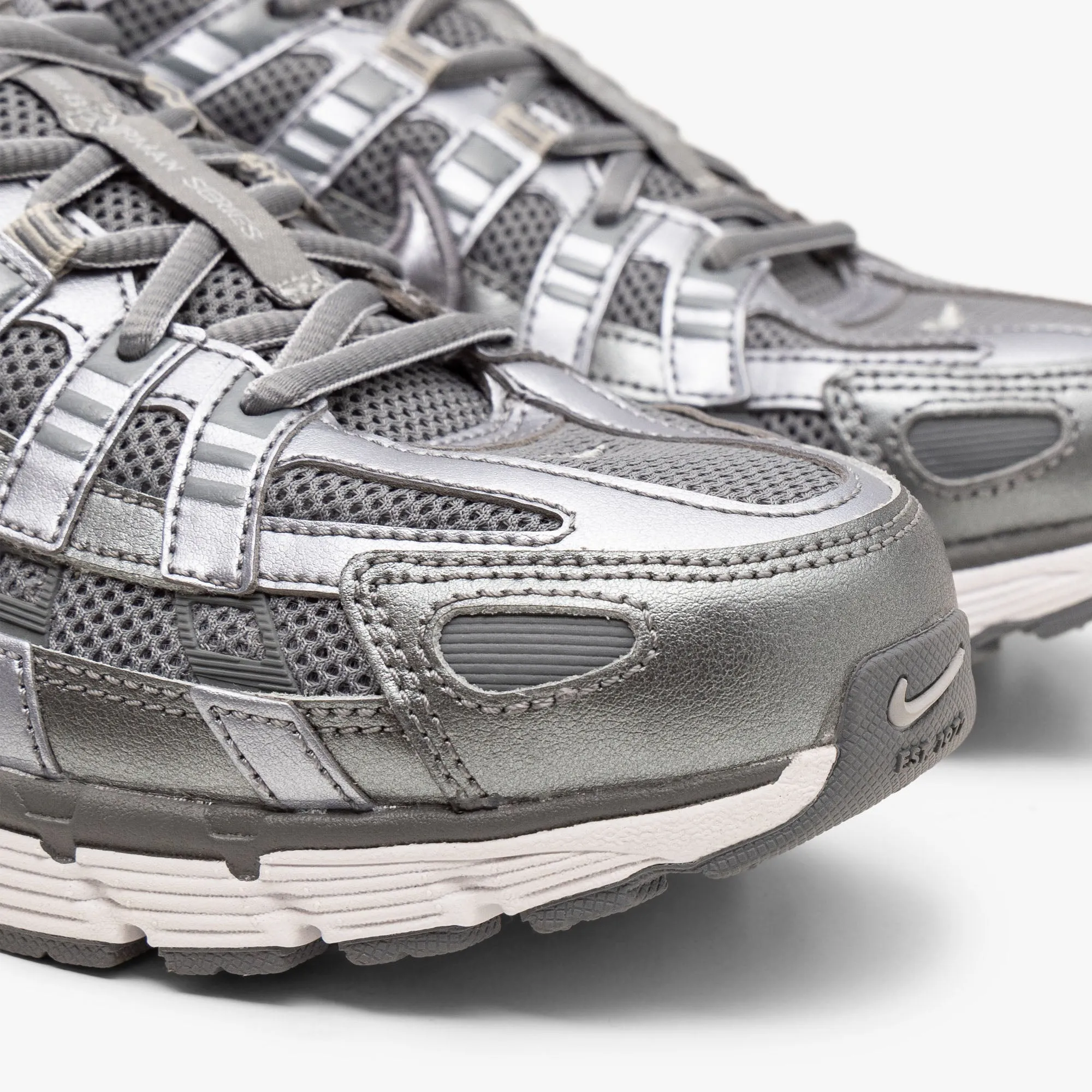 Nike P-6000 / Metallic Cool Grey / Cool Grey - White